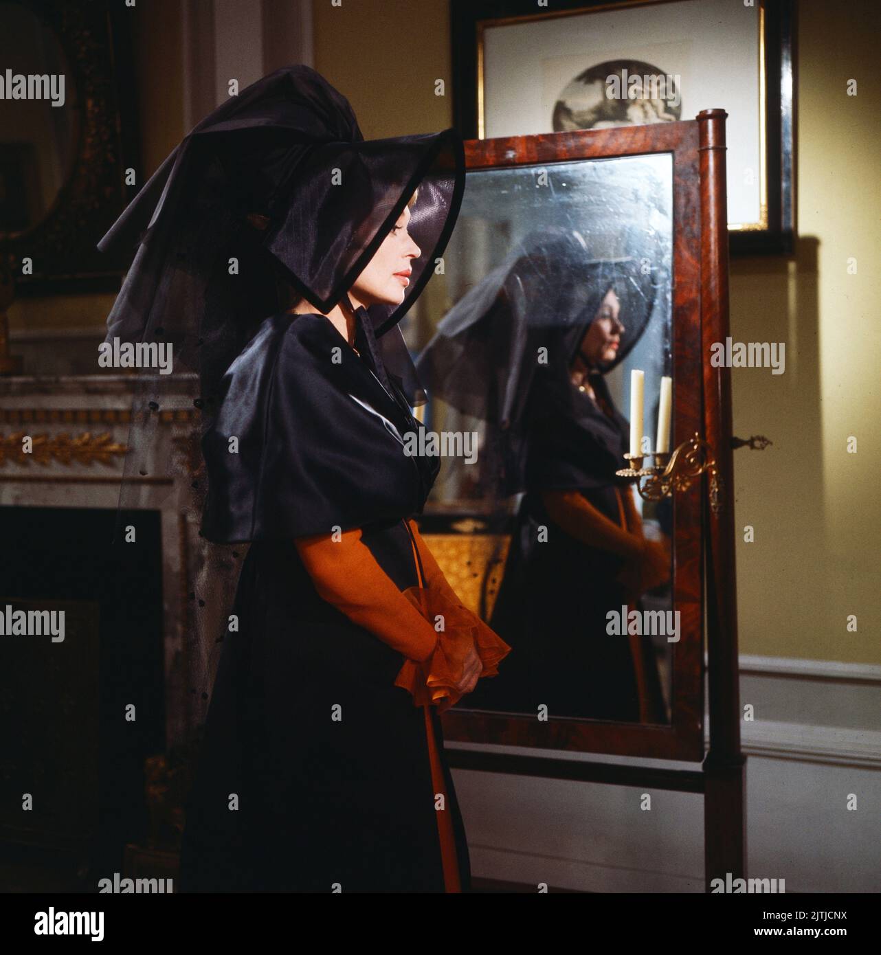 Schauspielerin Lilli Palmer als Fürstin Metternich im Historienfilm: Der Kongreß amüsiert sich, D/A/F 1966. Actress Lilli Palmer plays the role of Princess Metternich in the History film: Der Kongress amuesiert sich, Germany/Austria/France 1966. Stock Photo