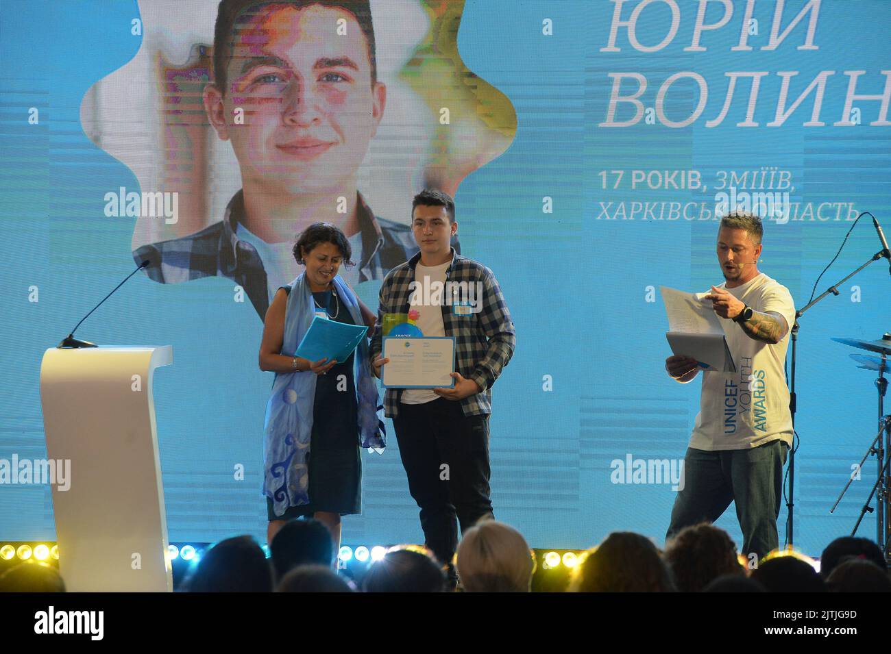 KYIV, UKRAINE - AUGUST 30, 2022 - UNICEF Regional Director for Europe and Central Asia Afshan Khan (L) gives the prize to Yurii Volynskyi, 17, from Zm Stock Photo