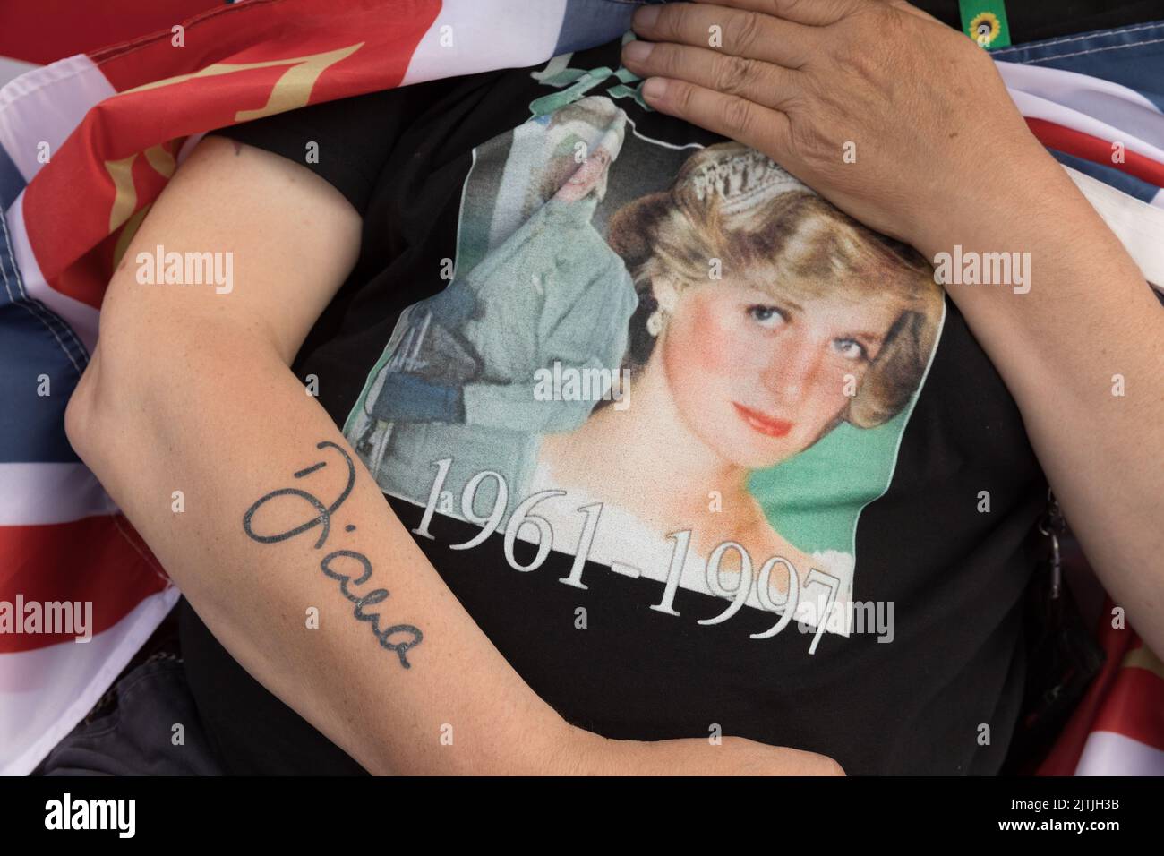 Kensington Palace, London, 31st August 2022.   Royal Fan, Sky London, shows his new tattoo of Diana's signature outside Kensington Palace on the 25th Anniversary of the death of Diana, Princess of Wales.  The Princess was killed in a car crash in Paris on this day in 1997.  Amanda Rose/Alamy Live News Stock Photo