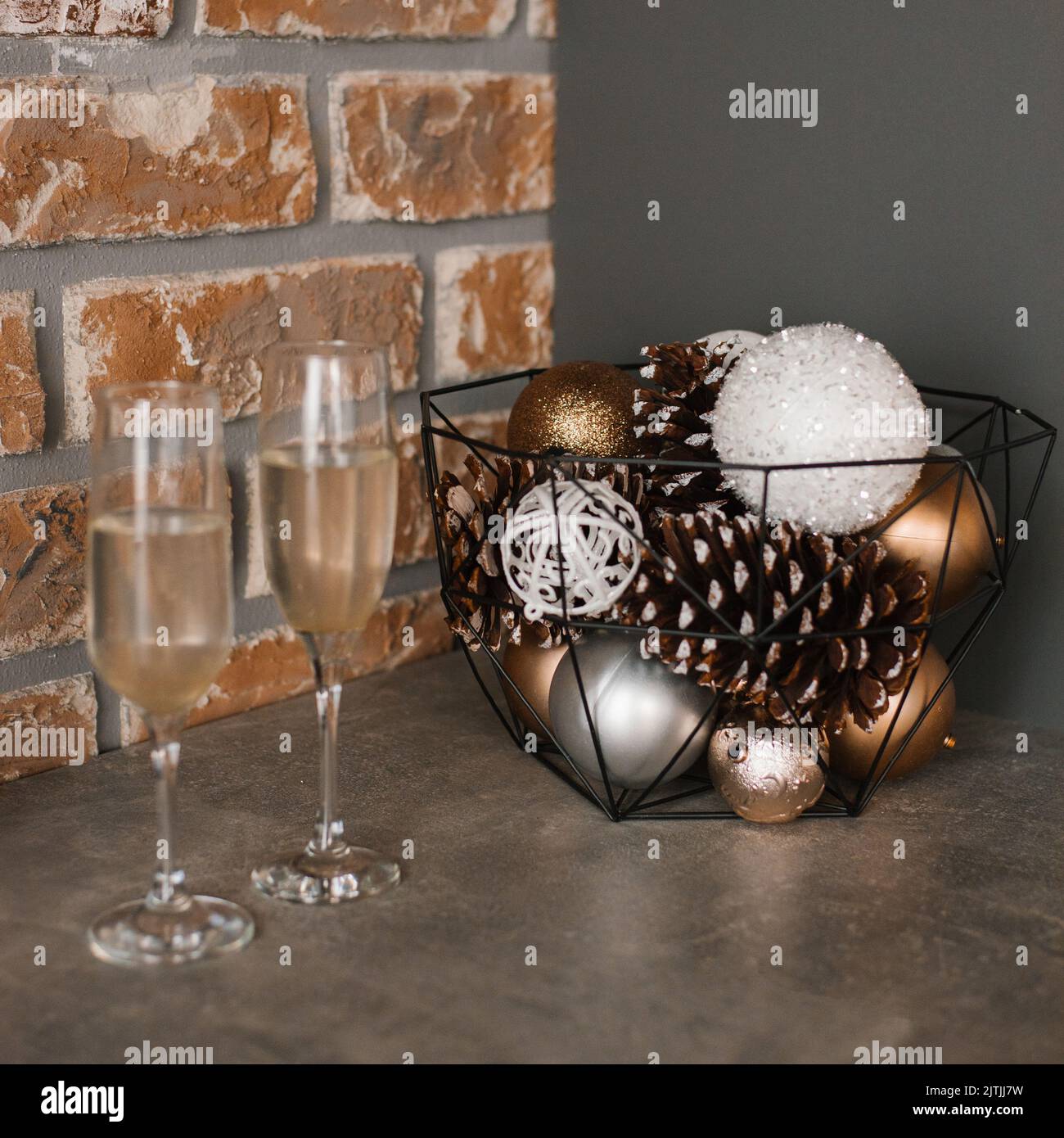 Idée déco : Composition florale luxueuse de Noël, or & champagne