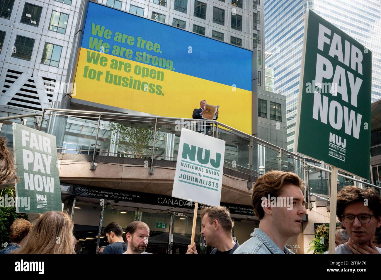 Staff working for Reach PLC stand on the National Union of Journalists (NUJ) picket line at Canary Wharf in London Docklands, on 31st August 2022. NUJ members across Reach titles include those at the Daily Mirror, Daily Express and Manchester Evening News. The National Union of Journalists says an estimated 1,150 members working for Reach plc titles have begun the first of four days of strike action in a bid to secure an increase in salary. NUJ members voted to reject a 3% pay offer from the company. Stock Photo