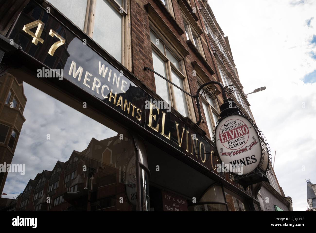 El Vino wine shop and bar - a famous haunt of journalists and barristers as immortalised as 'Pomeroys' in Rumpole of the Bailey, London, England, UK Stock Photo