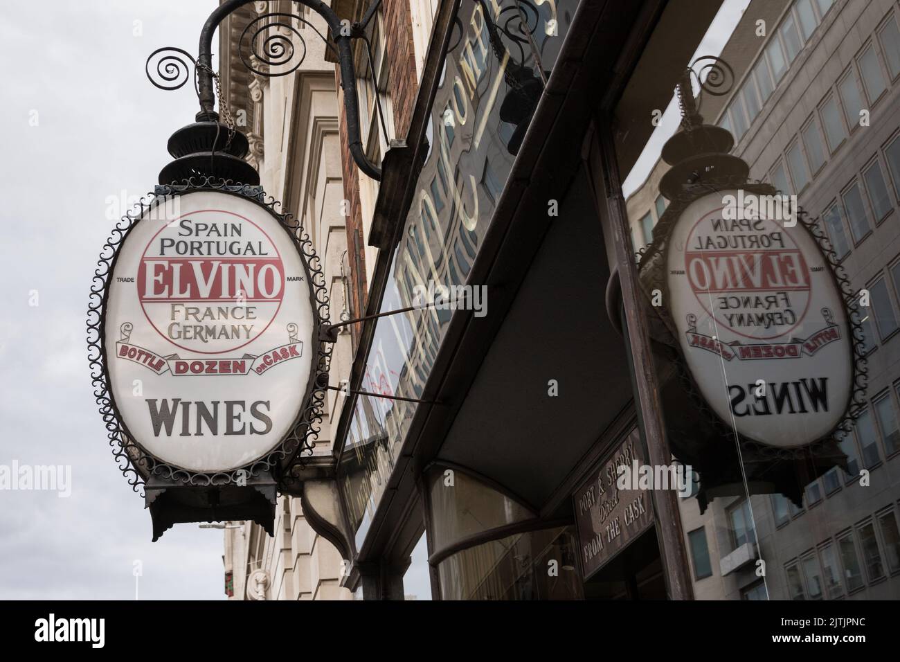 El Vino wine shop and bar - a famous haunt of journalists and barristers as immortalised as 'Pomeroys' in Rumpole of the Bailey, London, England, UK Stock Photo