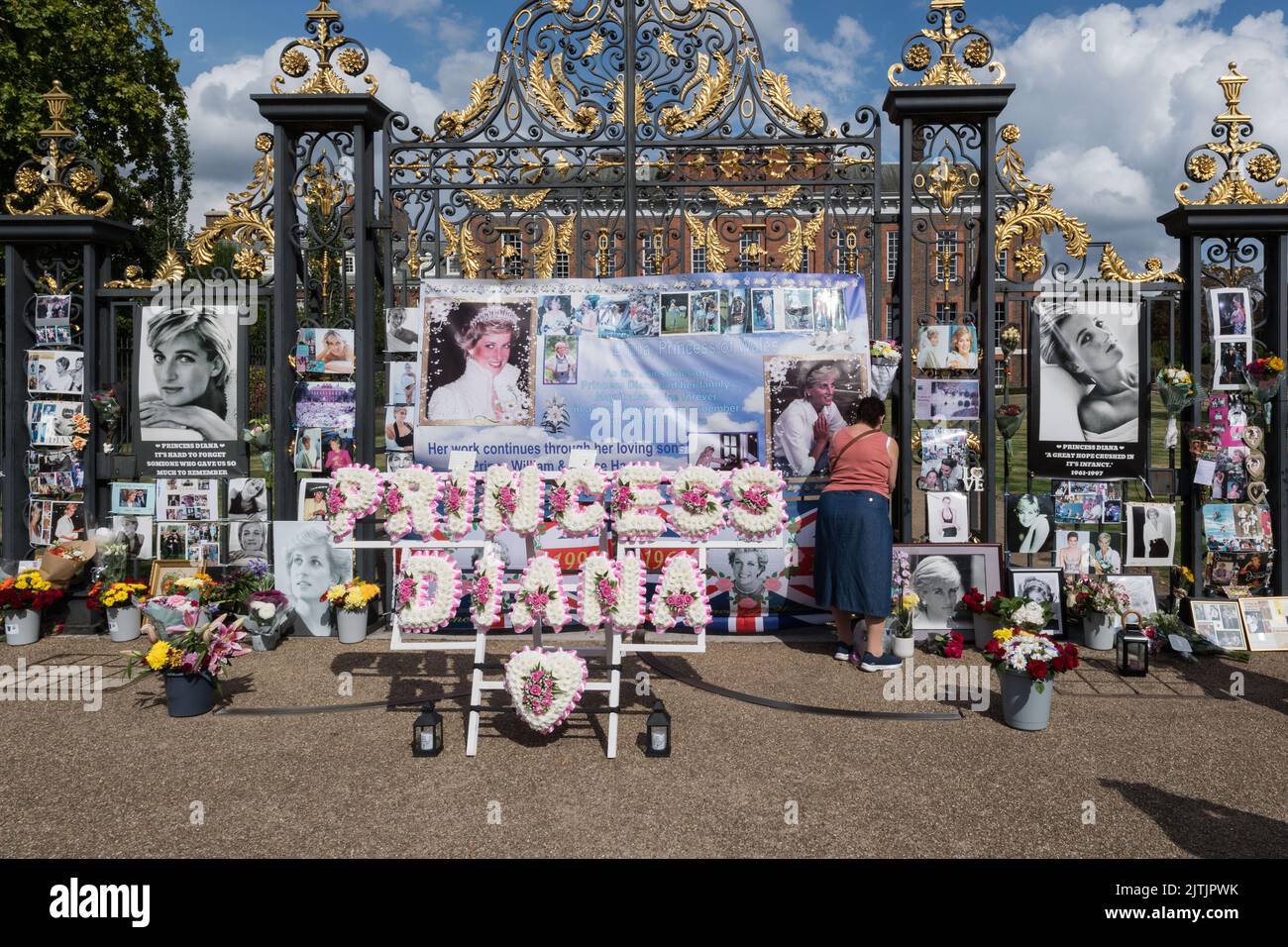 London, UK. 31st August, 2022. Banners, pictures and floral tributes ...