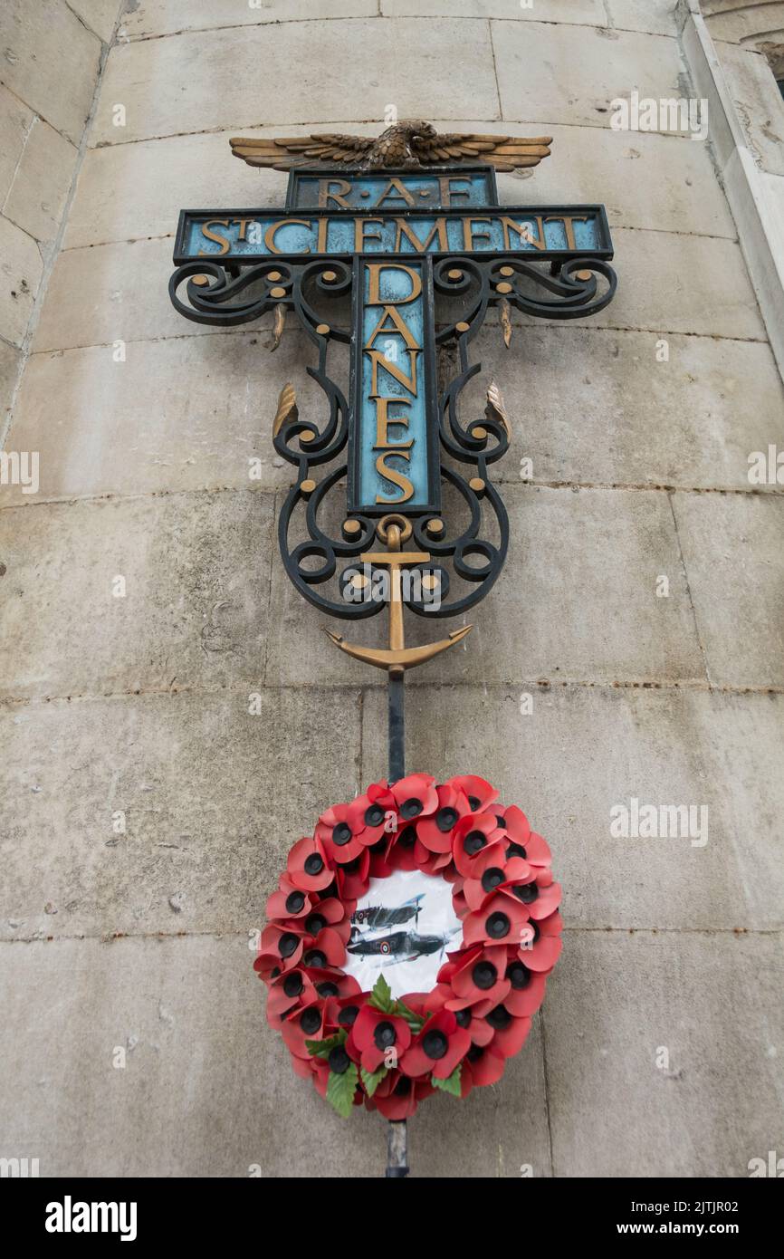 RAF Memorial outside Sir Christopher Wren's St Clement Danes church, Strand, London, England, UK Stock Photo
