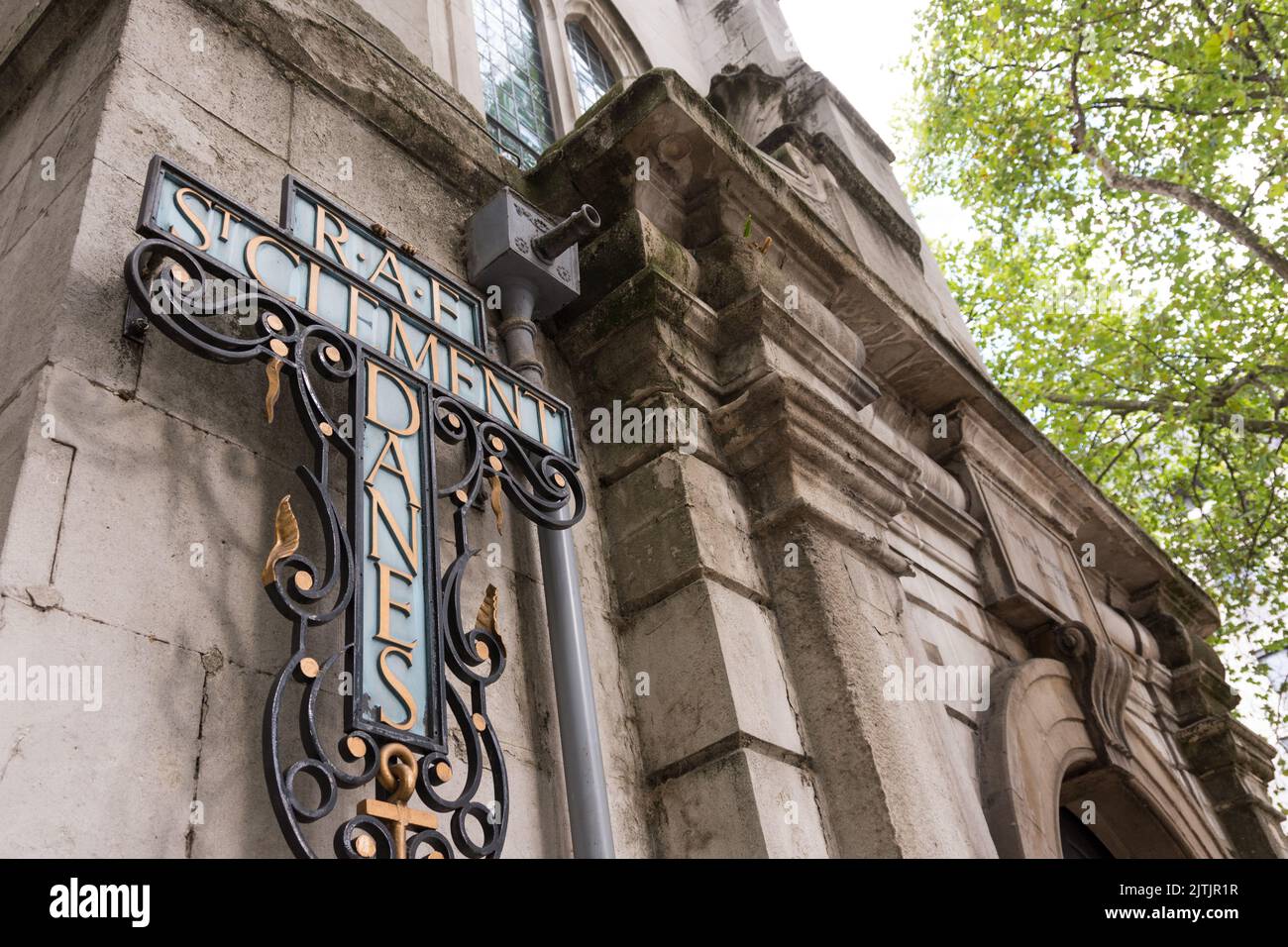 RAF Memorial outside Sir Christopher Wren's St Clement Danes church, Strand, London, England, UK Stock Photo