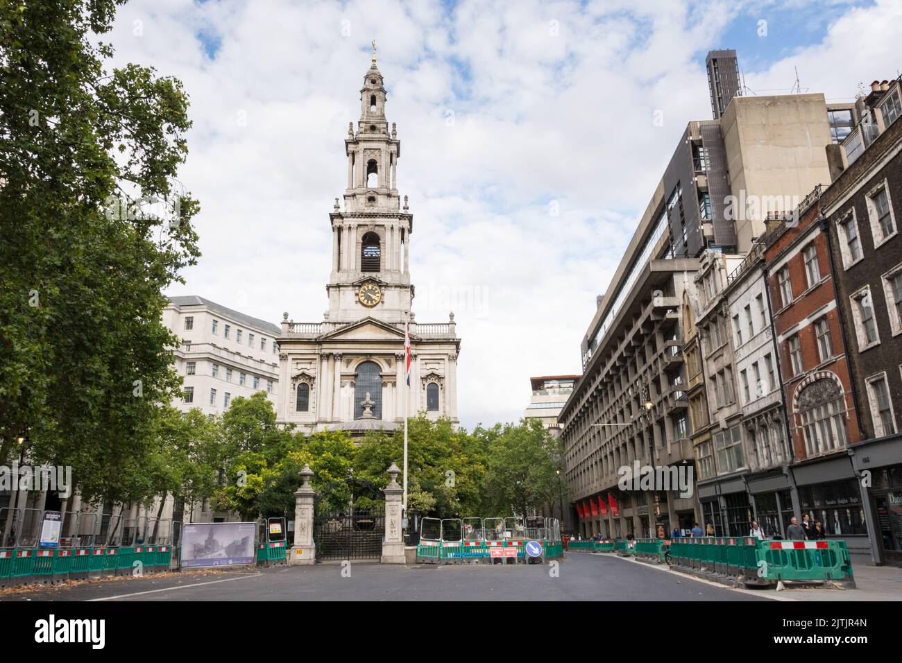 Sir Christopher Wren's St Clement Danes Church and King's College London, Strand, London, England, UK Stock Photo