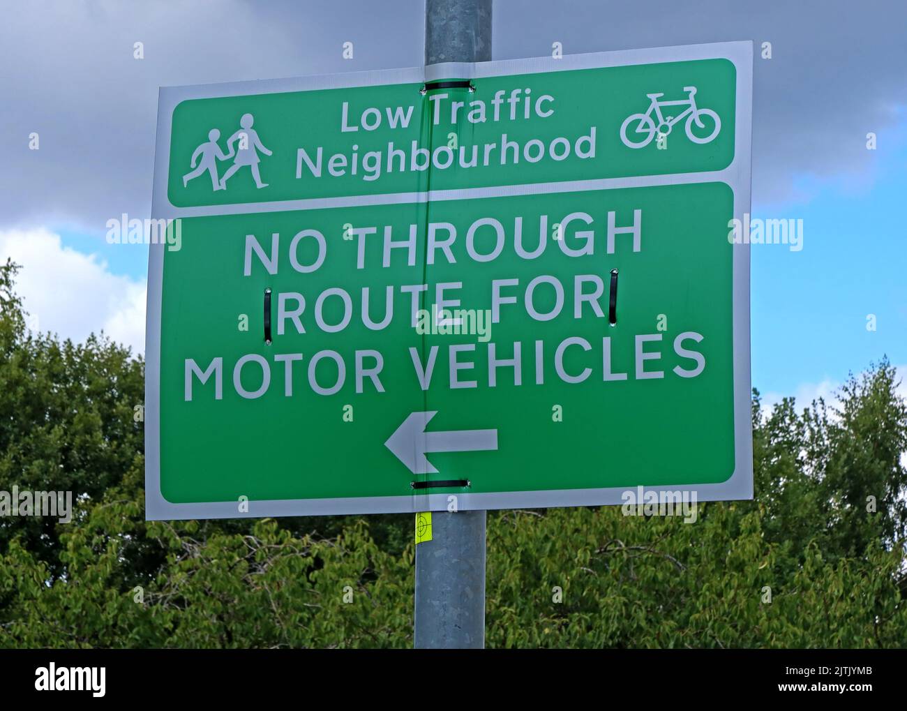 Sign for controversial Low Traffic Neighbourhood for walkers,runners and cyclists. No Through Route for Motor Vehicles at Westy/Orford Warrington, WA2 Stock Photo