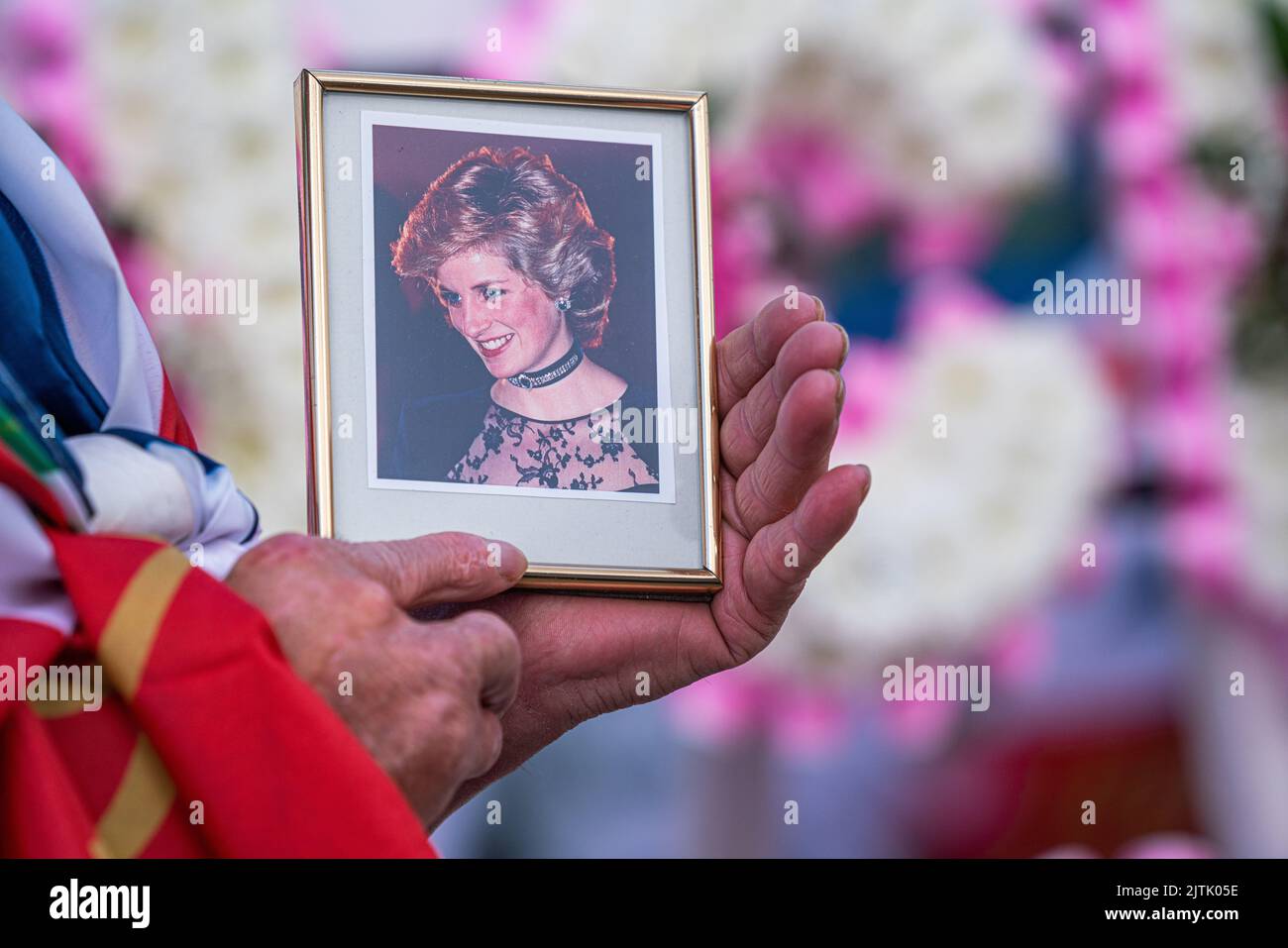 London, UK. 31 August 2022  A royal fan outsider Kensington Palace shows a frame portrait of  Princess  Diana on the 25th anniversary of her death on 31 August 1997 . Credit. amer ghazzal/Alamy Live News Stock Photo
