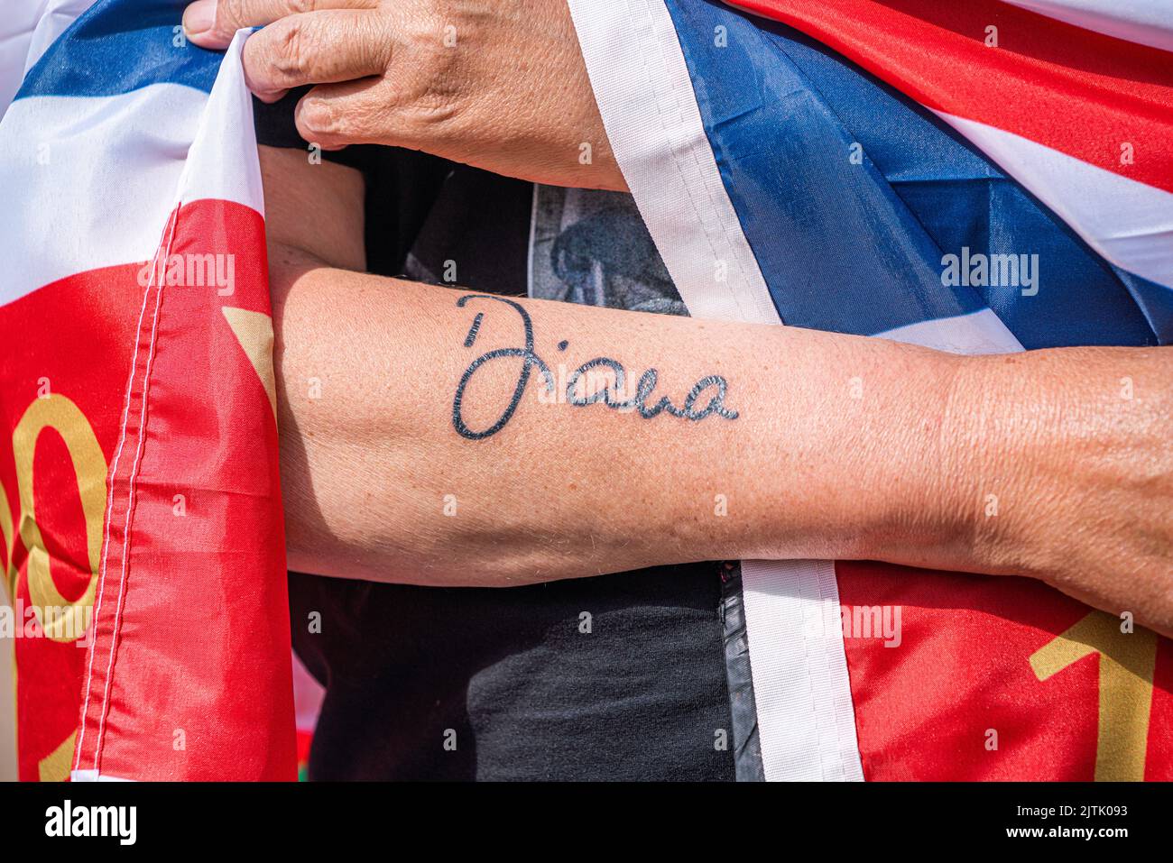 London, UK. 31 August 2022  A royal fan shows his tattooed arm with the name Diana on the 25th anniversary of her death on 31 August 1997 . Credit. amer ghazzal/Alamy Live News Stock Photo