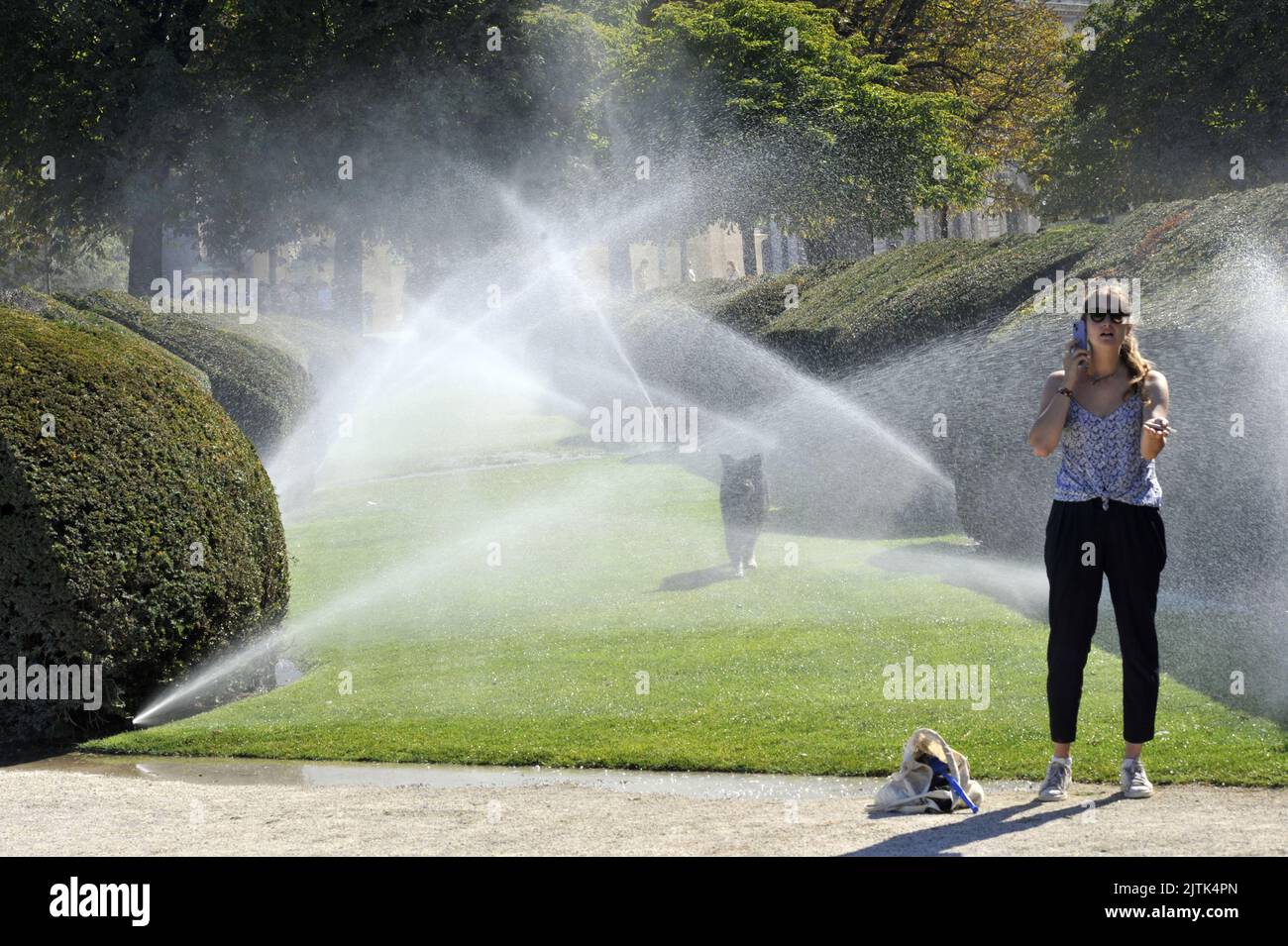 FRANCE. PARIS (75) 1 ST DISTRICT. THE 10 AUGUST 2022 AT THE TUILERIES GARDEN. DESPITE THE HEAT WAVE AND THE LACK OF WATER , THE WATERING OF THE LAWNS Stock Photo