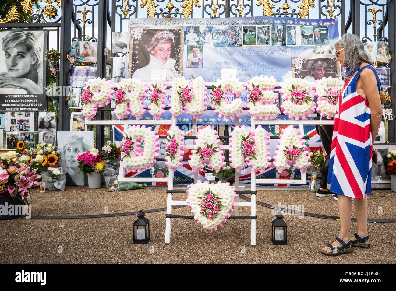 London, UK. 31st Aug, 2022. Royal fans and visitors gather at the gates to Kensington Palace to commemorate the 25th anniversary of th tragic death of Diana Princess of Wales. Credit: Imageplotter/Alamy Live News Stock Photo