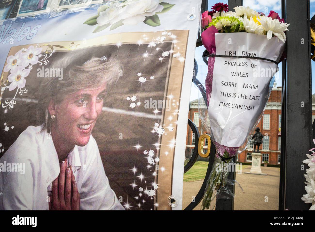 London, UK. 31st Aug, 2022. One of Diana's original staff visited the site early to leave flowers with a message. Royal fans and visitors gather at the gates to Kensington Palace to commemorate the 25th anniversary of th tragic death of Diana Princess of Wales. Credit: Imageplotter/Alamy Live News Stock Photo