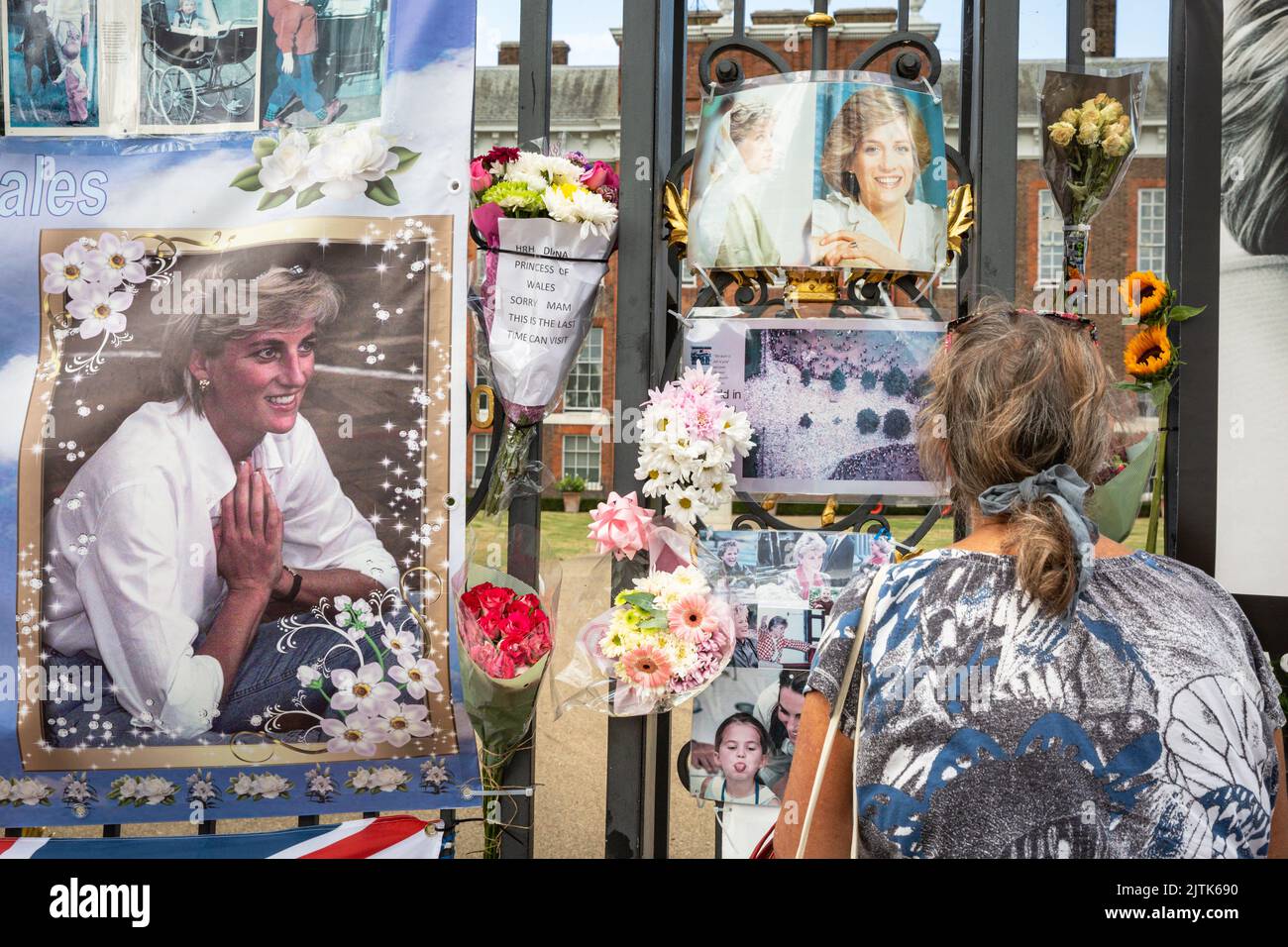 London, UK. 31st Aug, 2022. Royal fans and visitors gather at the gates to Kensington Palace to commemorate the 25th anniversary of th tragic death of Diana Princess of Wales. Credit: Imageplotter/Alamy Live News Stock Photo