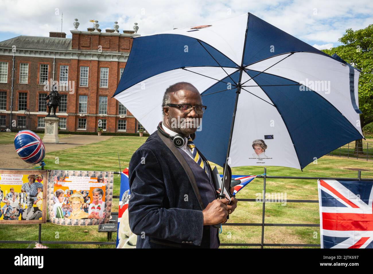 London, UK. 31st Aug, 2022. Royal fans and visitors gather at the gates to Kensington Palace to commemorate the 25th anniversary of th tragic death of Diana Princess of Wales. Credit: Imageplotter/Alamy Live News Stock Photo