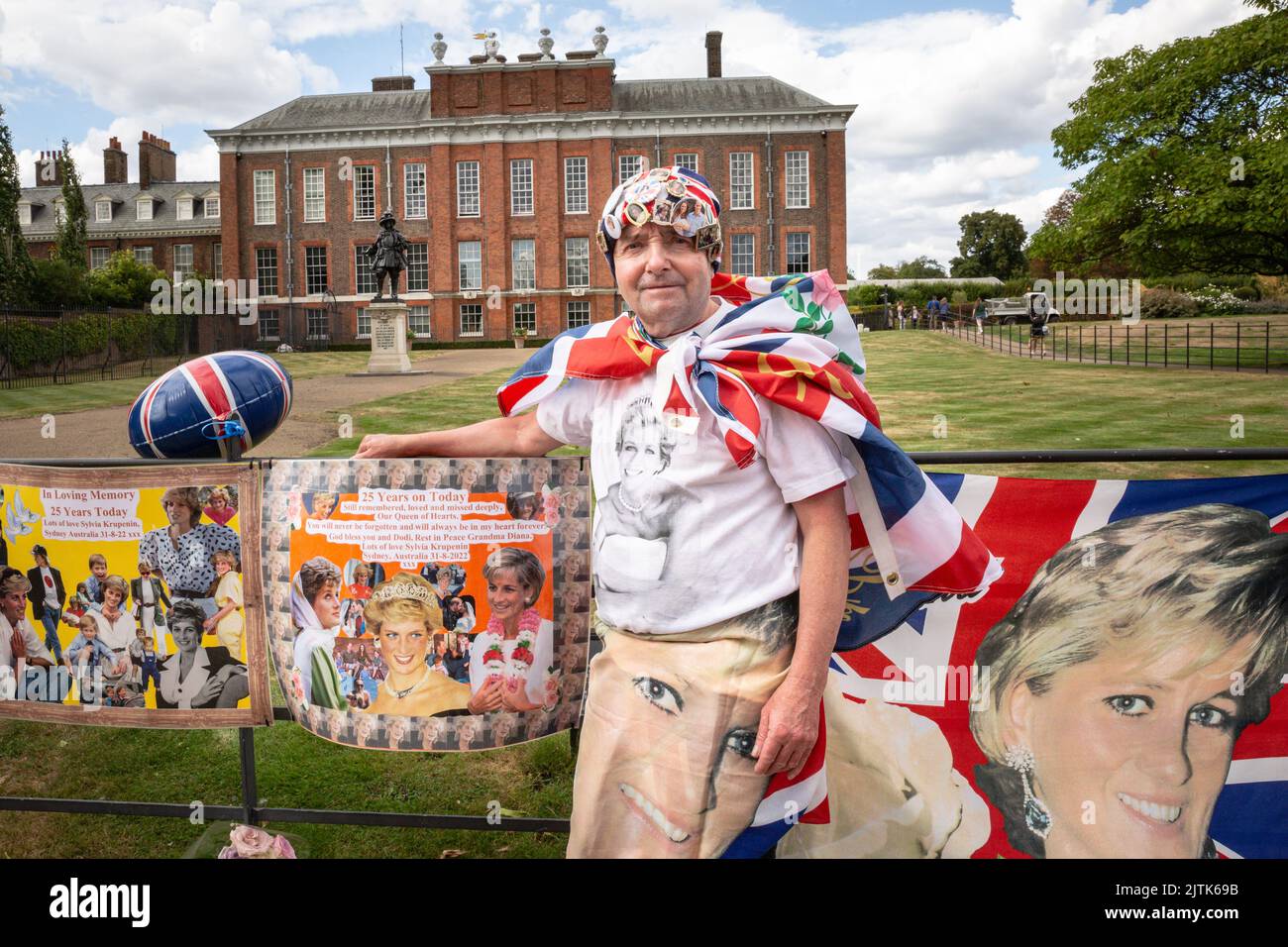 London, UK. 31st Aug, 2022. Royal Superfan John has come to remember Diana. Royal fans and visitors gather at the gates to Kensington Palace to commemorate the 25th anniversary of th tragic death of Diana Princess of Wales. Credit: Imageplotter/Alamy Live News Stock Photo