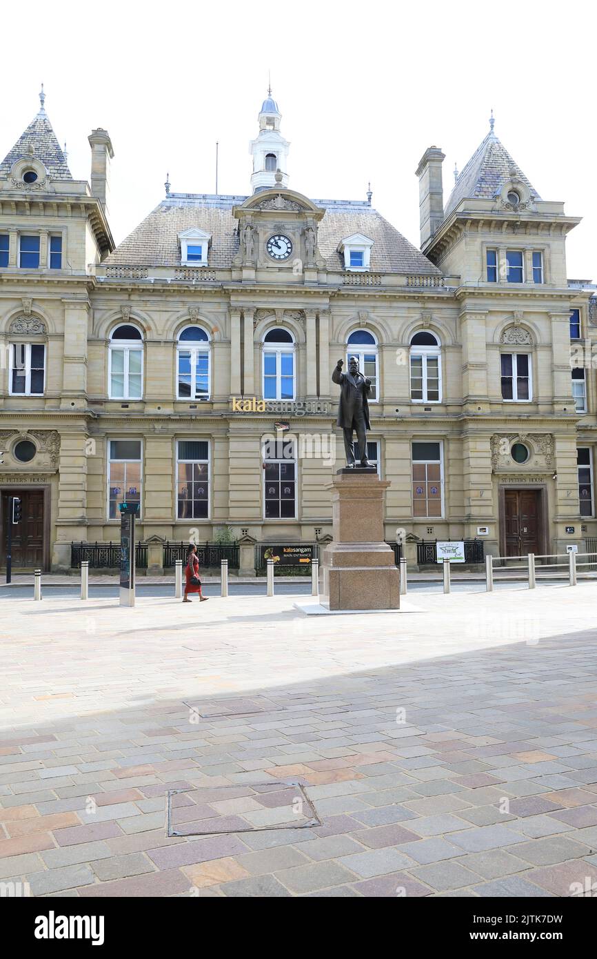 Statue of WE Forster, Liberal MP for Bradford from 1865 on Forster Square, with the arts hub Kala Sangam beyond, in Bradford, West Yorkshire, UK Stock Photo