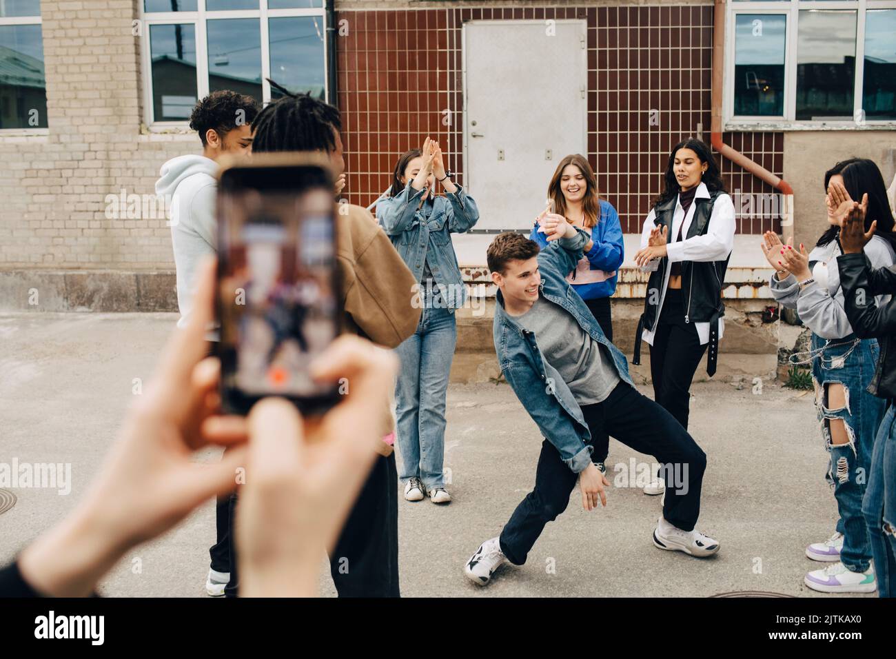 African american men dancing street hi-res stock photography and images ...