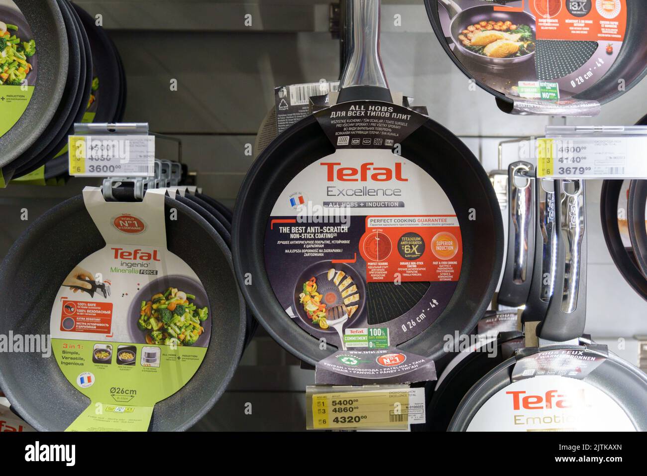 https://c8.alamy.com/comp/2JTKAXN/tyumen-russia-august-17-2022-tefal-and-other-kitchenware-pans-in-store-for-sale-shop-choosing-a-home-product-2JTKAXN.jpg
