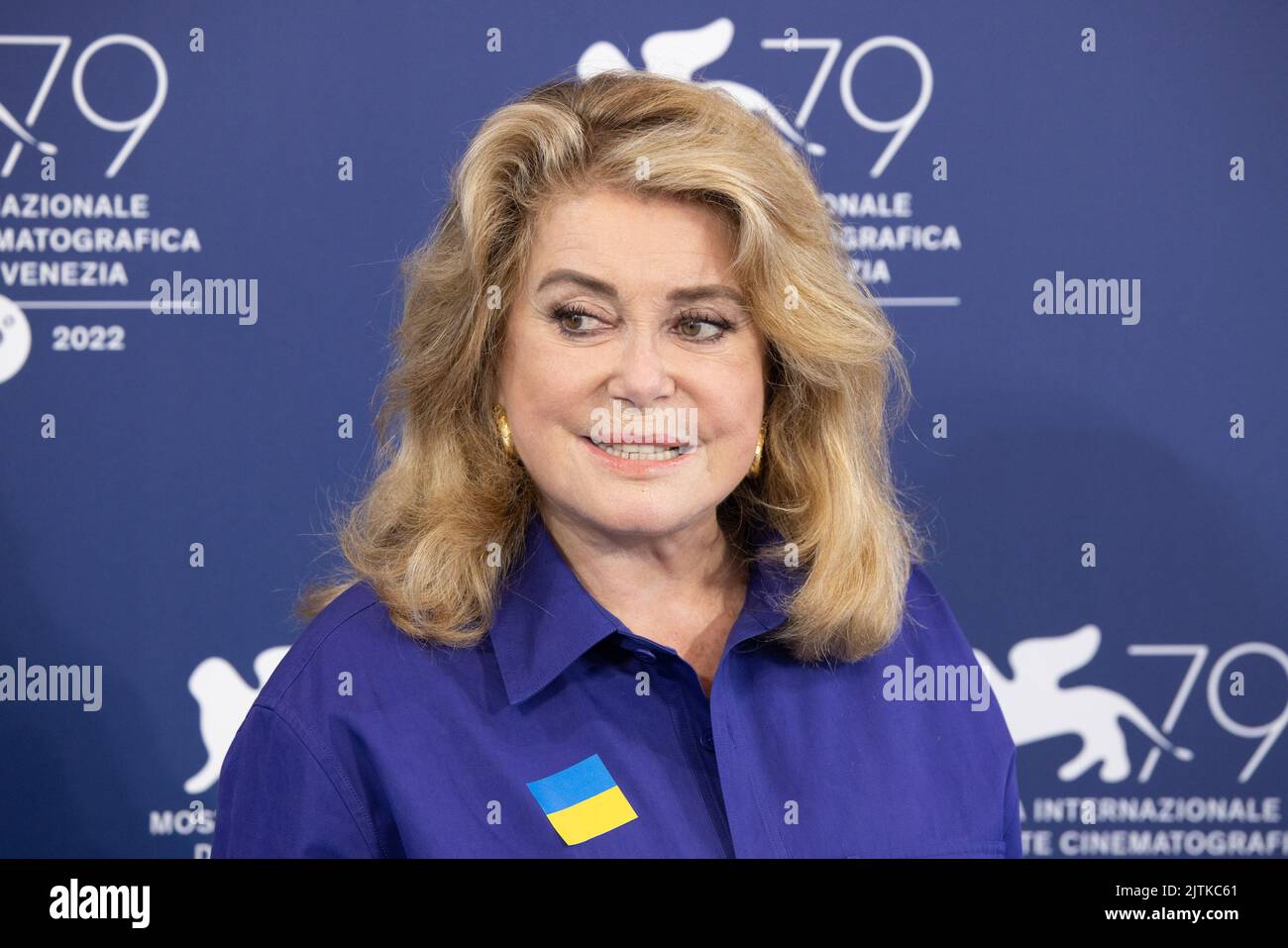 Lido Di Venezia, Italy. 31st Aug, 2022. French actress Catherine Deneuve, wearing a flag of Ukraine on her shirt, poses on August 31, 2022, during a photocall for the Golden Lion for Lifetime Achievement she is to be awarded, on the opening day of the 79th Venice International Film Festival at Venice Lido. © Photo: Cinzia Camela. Credit: Independent Photo Agency/Alamy Live News Stock Photo