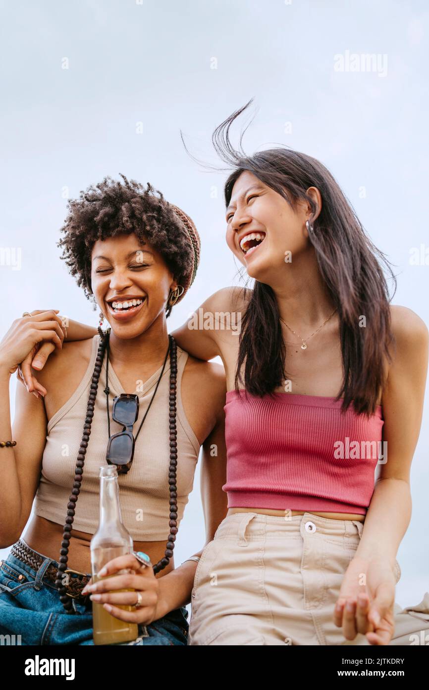 Group of young women laughing hi-res stock photography and images - Alamy
