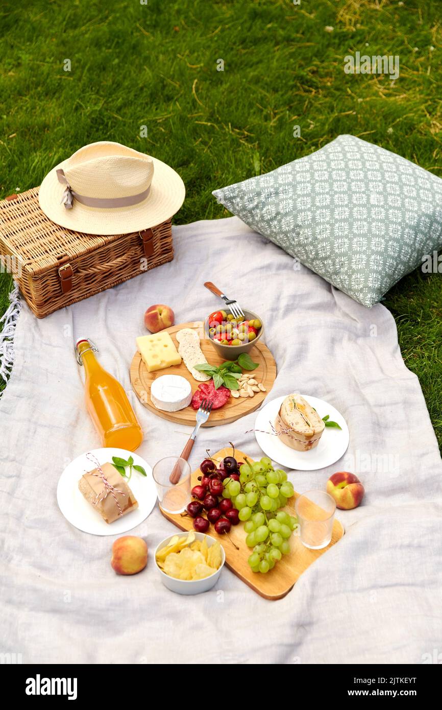 https://c8.alamy.com/comp/2JTKEYT/food-drinks-and-picnic-basket-on-blanket-on-grass-2JTKEYT.jpg