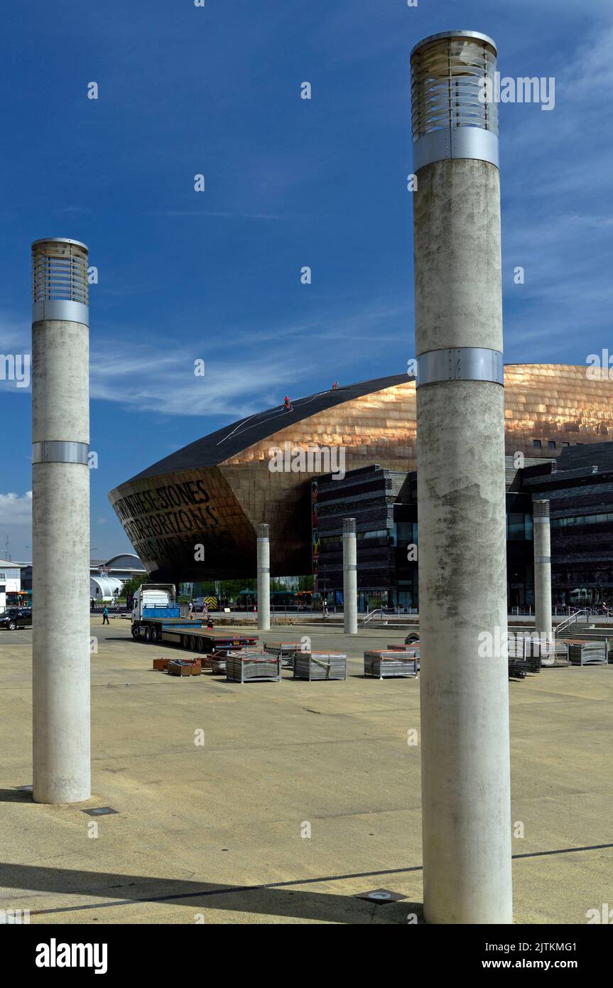 Cardiff Millennium Centre, Cardiff Bay, 2022. summer. Men with safety