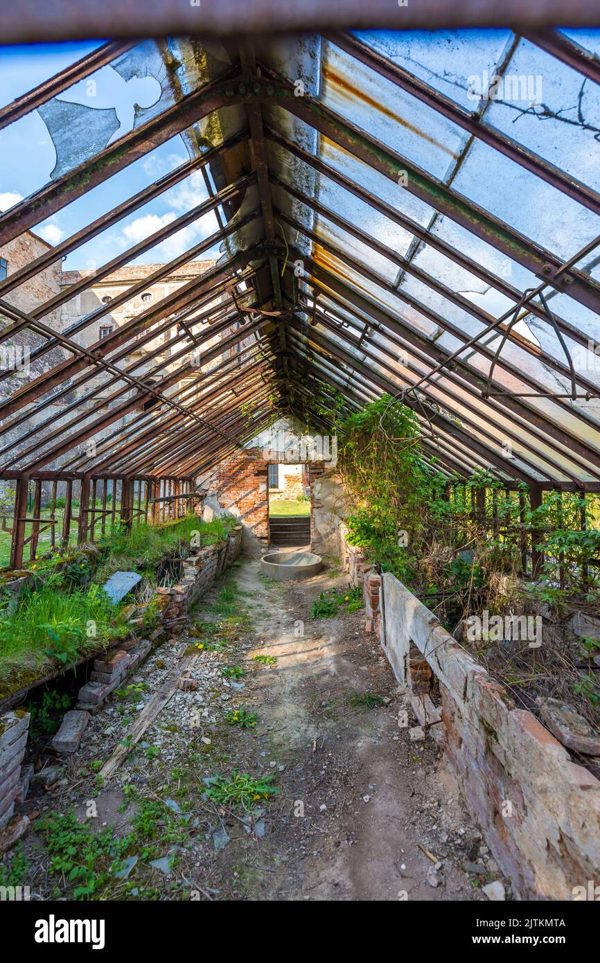 Broken brick garden path hi-res stock photography and images - Alamy