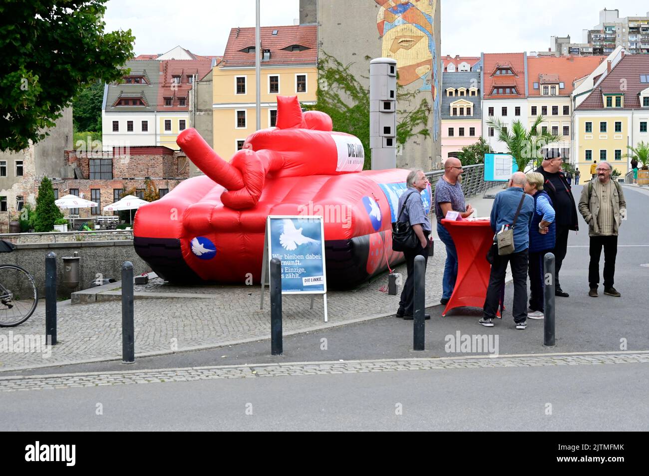 Friedenstour der Bundestagsfraktion DIE LINKE macht Station an der Altstadtbrücke. Blickfang der Tour ist ein aufblasbarer Panzer in Originalgröße – a Stock Photo