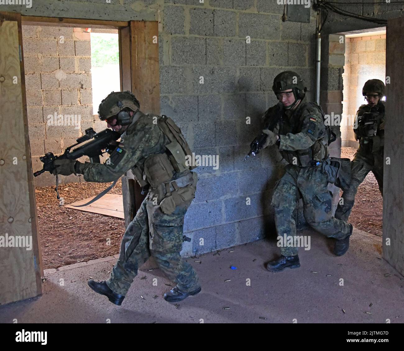 German Paratroopers (Bundeswehr) with the 4. Kompanie/Fallschirmjaeger, Regiment 26, clear a room during an urban terrain warfare exercise in Smith Barrack at Baumholder, Germany, Aug. 24, 2022. The unit trained in preparation for future Movement Over Urban Terrain Village exercises and scenarios. (U.S. Army Photo by Ruediger Hess) Stock Photo