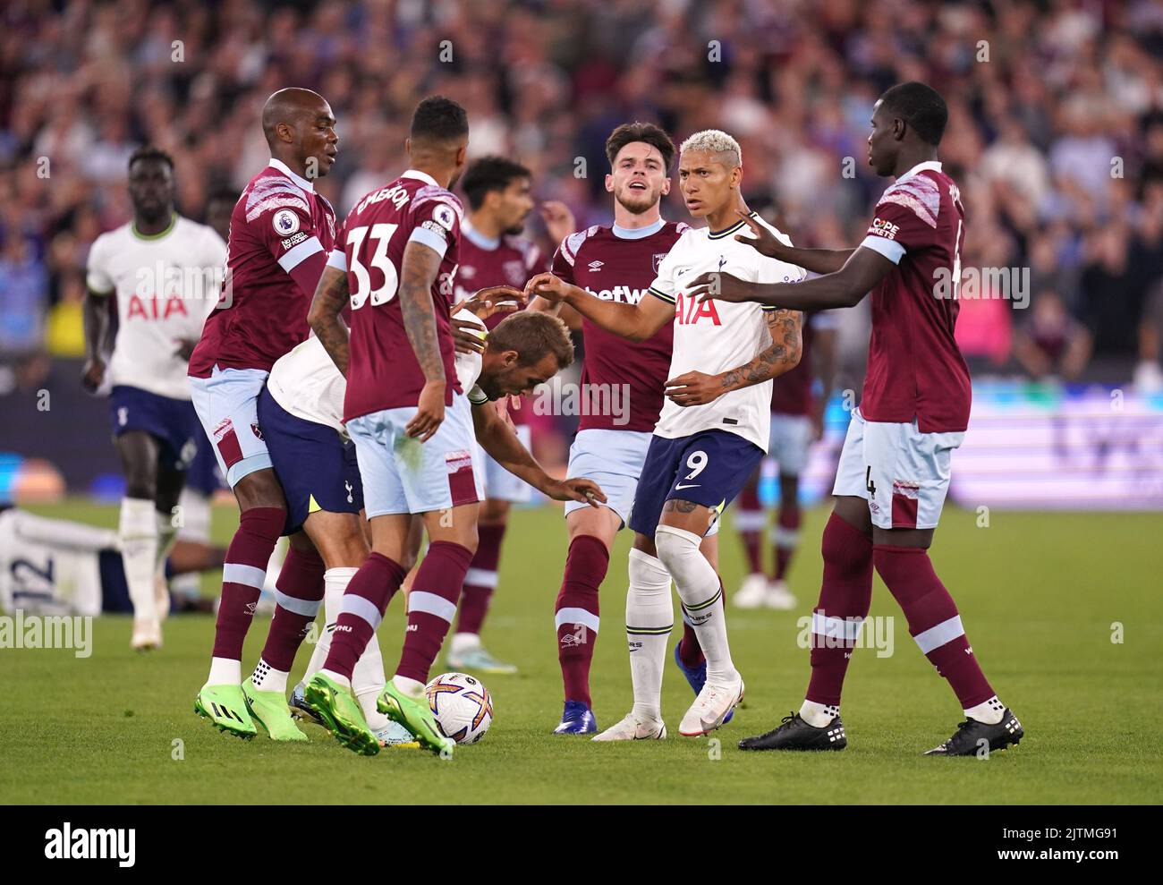 Tottenham Hotspur's Richarlison (second right) and West Ham United's dos Santos Emerson Palmieri (second left) are separated during the Premier League match at the London Stadium, London. Picture date: Wednesday August 31, 2022. Stock Photo