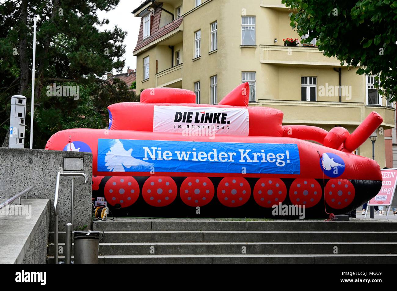 Friedenstour der Bundestagsfraktion DIE LINKE macht Station an der Altstadtbrücke. Blickfang der Tour ist ein aufblasbarer Panzer in Originalgröße – a Stock Photo