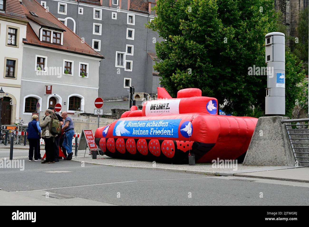 Friedenstour der Bundestagsfraktion DIE LINKE macht Station an der Altstadtbrücke. Blickfang der Tour ist ein aufblasbarer Panzer in Originalgröße – a Stock Photo