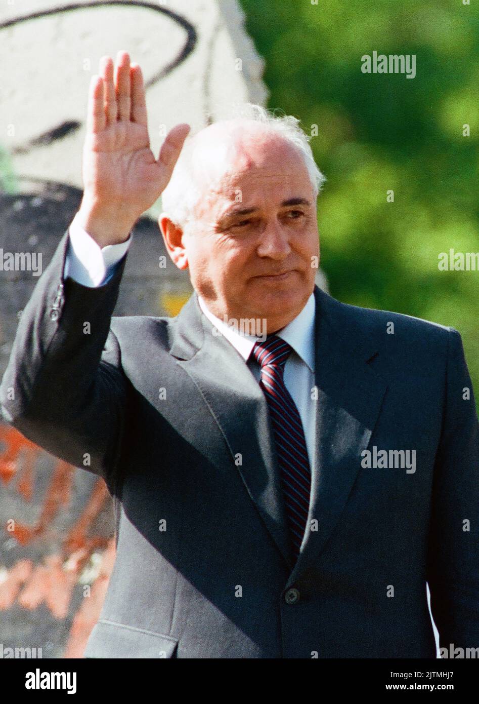 Fulton, United Startes Of America. 31st Aug, 2022. Soviet leader MIkhail Gorbachev, waving to the crowds at Westminster College has died announced by state media in Russia at the age of 91 on August 30, 2022. Gorbachev visited the campus of Westminster College in Fulton, Missouri on May 6, 1992, where Winston Churchill famously described the Iron Curtain and called for resistance to Soviet communism. During his speech Gorbachev declared that the Cold War was a great misunderstanding. File Photo by Bill Greenblatt/UPI Credit: UPI/Alamy Live News Stock Photo
