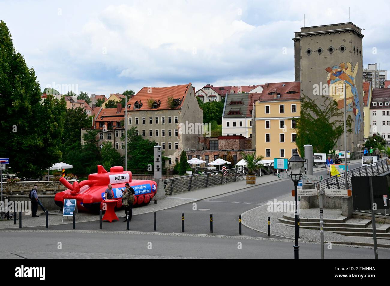 Friedenstour der Bundestagsfraktion DIE LINKE macht Station an der Altstadtbrücke. Blickfang der Tour ist ein aufblasbarer Panzer in Originalgröße – a Stock Photo