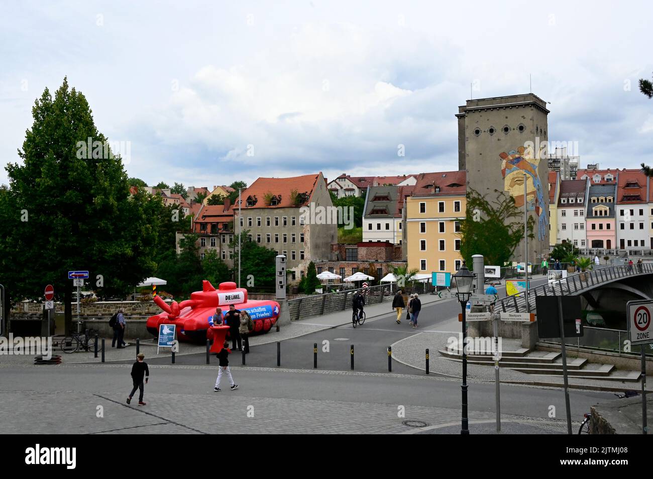 Friedenstour der Bundestagsfraktion DIE LINKE macht Station an der Altstadtbrücke. Blickfang der Tour ist ein aufblasbarer Panzer in Originalgröße – a Stock Photo