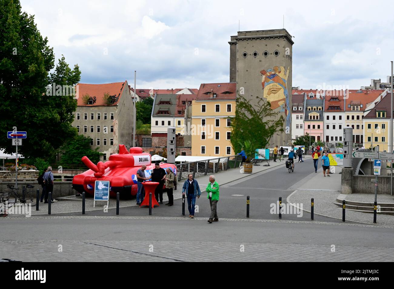 Friedenstour der Bundestagsfraktion DIE LINKE macht Station an der Altstadtbrücke. Blickfang der Tour ist ein aufblasbarer Panzer in Originalgröße – a Stock Photo