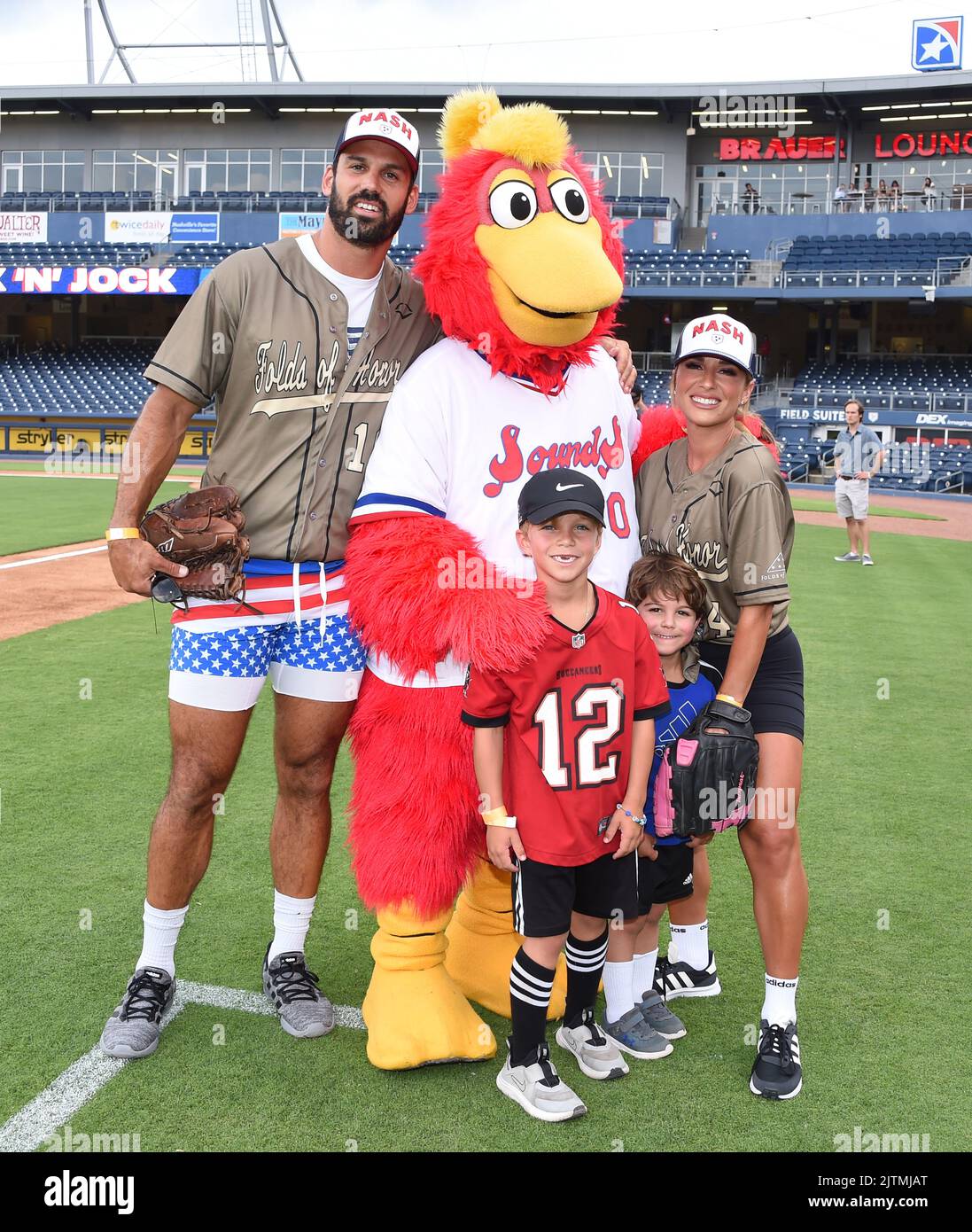 Eric Decker, Eric Decker II, Forrest Decker and Jessie James Decker at