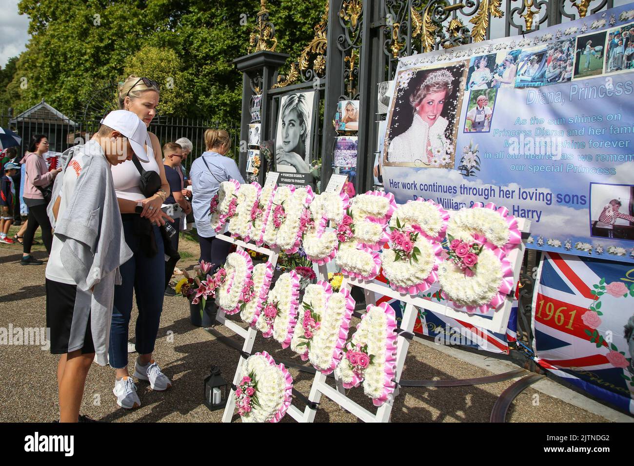 London, UK. 31st Aug, 2022. Well-wishers pay their respect outside Kensington Palace, in Londonon the 25th death anniversary of Diana, Princess of Wales, who died at Pitie-Salpetriere Hospital in Paris in the early hours of 31 August 1997 following a fatal car crash in the Pont de l'Alma tunnel. Credit: SOPA Images Limited/Alamy Live News Stock Photo
