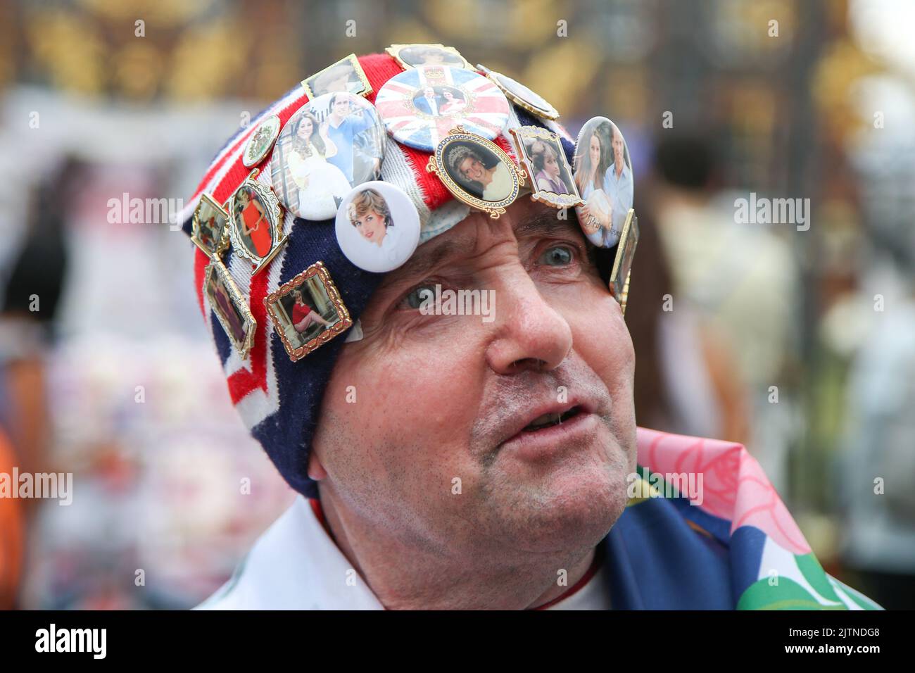 London, UK. 31st Aug, 2022. Royal fan, John Loughrey outside Kensington Palace, in London on the 25th death anniversary of Diana, Princess of Wales, who died at Pitie-Salpetriere Hospital in Paris in the early hours of 31 August 1997 following a fatal car crash in the Pont de l'Alma tunnel. Credit: SOPA Images Limited/Alamy Live News Stock Photo