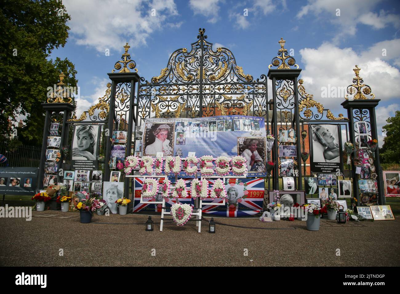 London, UK. 31st Aug, 2022. Tributes at the gates of Kensington Palace in London on the 25th death anniversary of Diana, Princess of Wales, who died at Pitie-Salpetriere Hospital in the early hours of 31 August 1997 following a fatal car crash in Pont de l'Alma tunnel. Credit: SOPA Images Limited/Alamy Live News Stock Photo