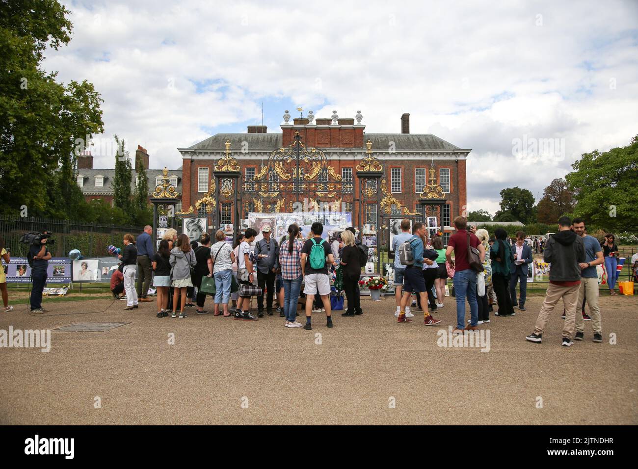 London, UK. 31st Aug, 2022. Well-wishers gather outside Kensington Palace, in London on the 25th death anniversary of Diana, Princess of Wales, who died at Pitie-Salpetriere Hospital in Paris in the early hours of 31 August 1997 following a fatal car crash in the Pont de l'Alma tunnel. Credit: SOPA Images Limited/Alamy Live News Stock Photo