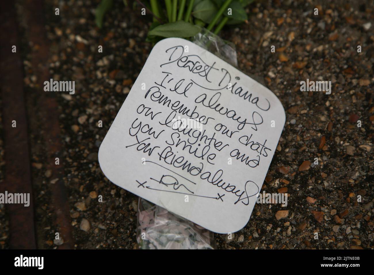London, UK. 31st Aug, 2022. A tribute left outside Kensington Palace, in London on the 25th death anniversary of Diana, Princess of Wales, who died at Pitie-Salpetriere Hospital in Paris in the early hours of 31 August 1997 following a fatal car crash in the Pont de l'Alma tunnel. (Photo by Steve Taylor/SOPA Images/Sipa USA) Credit: Sipa USA/Alamy Live News Stock Photo