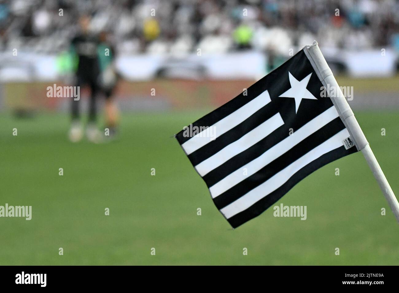Detalhe da bandeira de escanteio, vista no Estádio Nilton Santos ( Engenhão ) momentos antes da partida entre Botafogo e Flamengo, pela 24ª rodada do Campeonato Brasileiro Série A 2022, neste domingo 28. Stock Photo