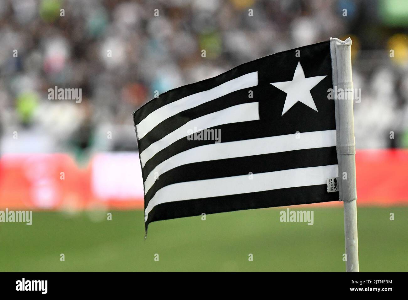 Detalhe da bandeira de escanteio, vista no Estádio Nilton Santos ( Engenhão ) momentos antes da partida entre Botafogo e Flamengo, pela 24ª rodada do Campeonato Brasileiro Série A 2022, neste domingo 28. Stock Photo