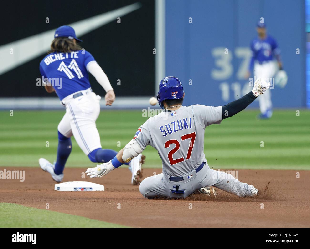 Seiya Suzuki of the Chicago Cubs hits a sacrifice fly in the first inning  of a baseball game against the Milwaukee Brewers on April 9, 2022, at  Wrigley Field in Chicago. (Kyodo)==Kyodo