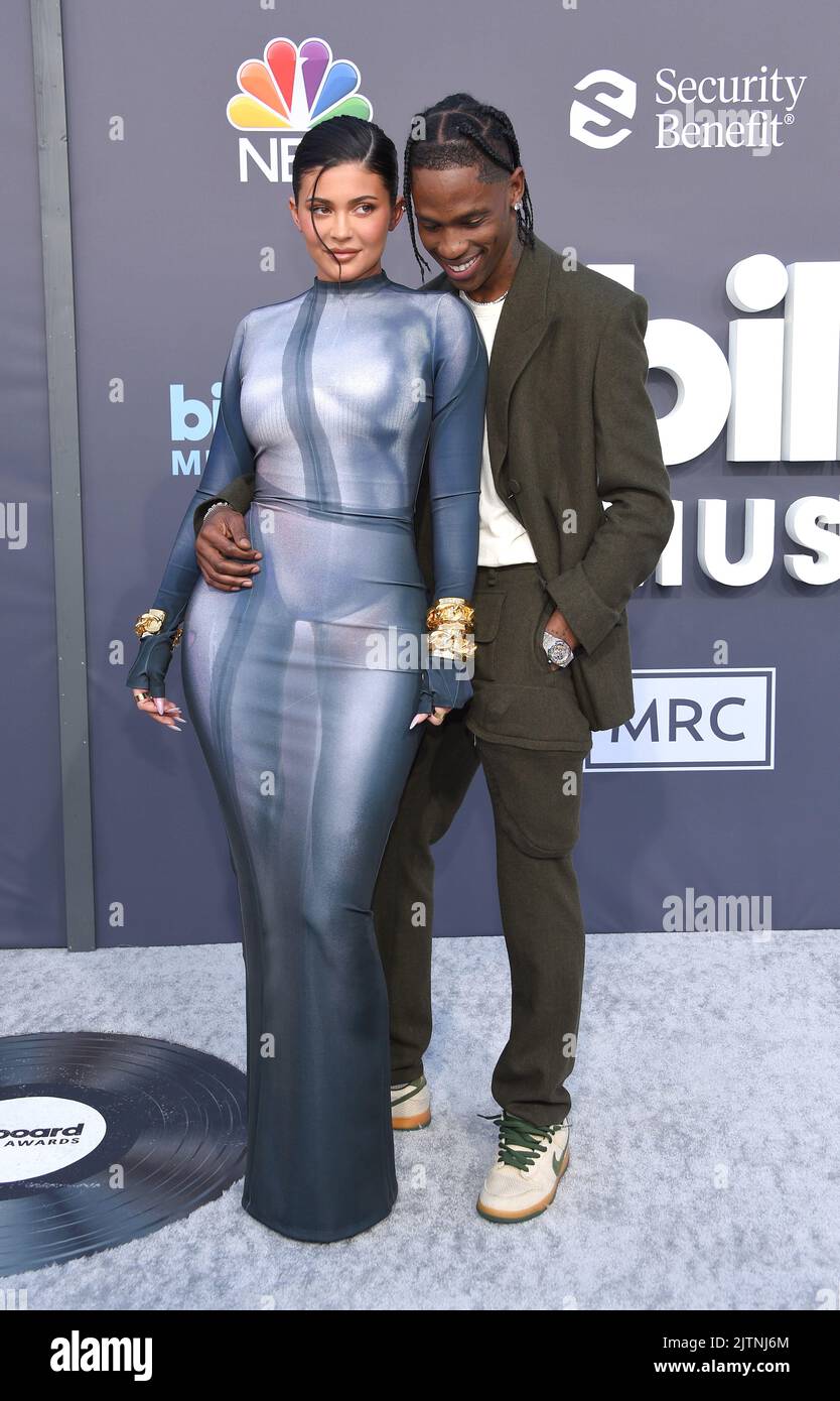Kylie Jenner and Travis Scott arriving to the 2022 Billboard Music(02)