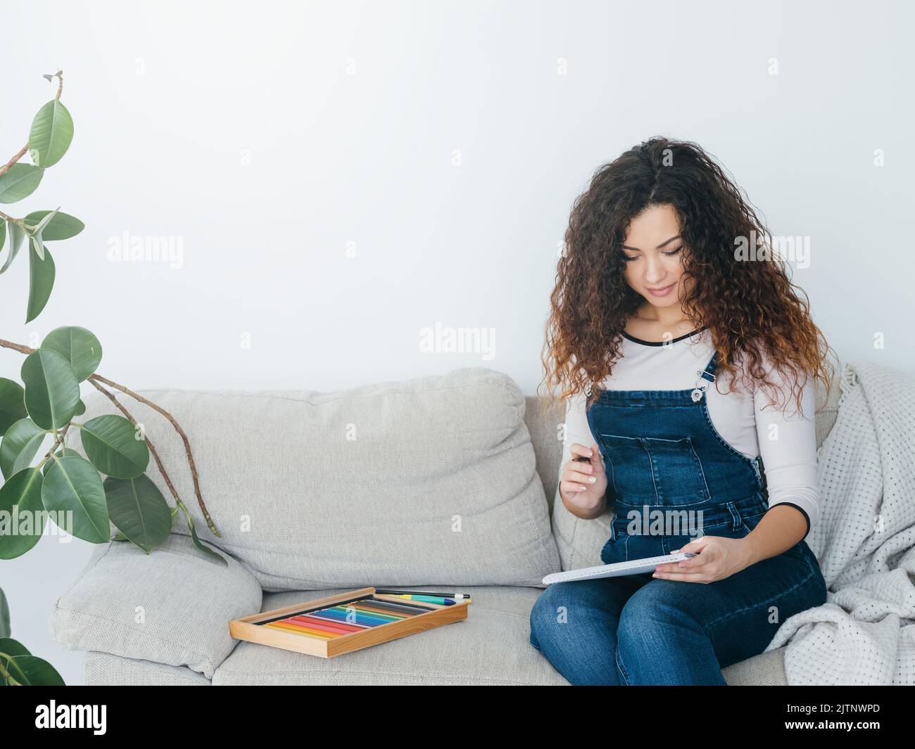 Woman drawing and pencils hi-res stock photography and images - Alamy