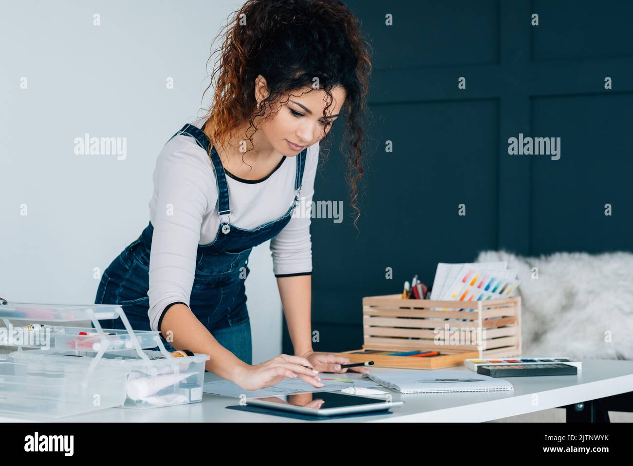 Drawing tutorial hi-res stock photography and images - Alamy