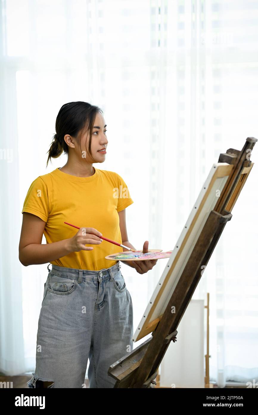 Portrait painter in front easel hi-res stock photography and images - Alamy